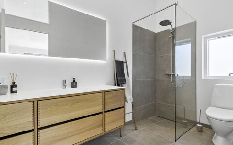 Theodora - 600M from the Sea: Sol, Sol, Luminaire Plomberie, Design Intérieur, Armoire De Toilette, Salle De Bains, Lavabo, Plomberie, Cabinetry, Robinet