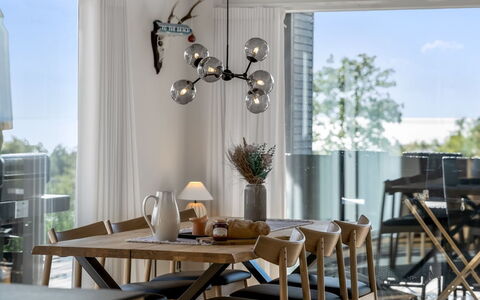 Theodora - 600M from the Sea: Meubles, Design Intérieur, Bois, Salle À Manger, Chaise, Luminaire, Table Cuisine Et Salle A Manger, Plafond, Sol, Table