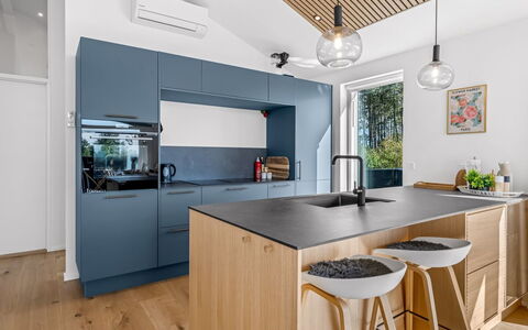 Theodora - 600M from the Sea: Meubles, Comptoir, Cuisine, Design Intérieur, Sol, Cabinetry, Appareil De Cuisine, Sol, Bois, Plafond