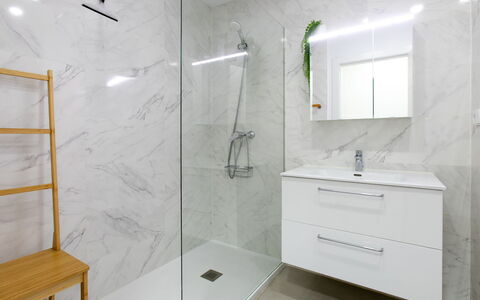 Sea Garden: Sol, Sol, Luminaire Plomberie, Design Intérieur, Salle De Bains, Armoire De Toilette, Plomberie, Tuile, Robinet, Plafond