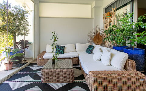 Sea Garden: Meubles, Canapé, Design Intérieur, Salon, Pot De Fleur, Sol, Sol, Chaise, Plante D'Appartement