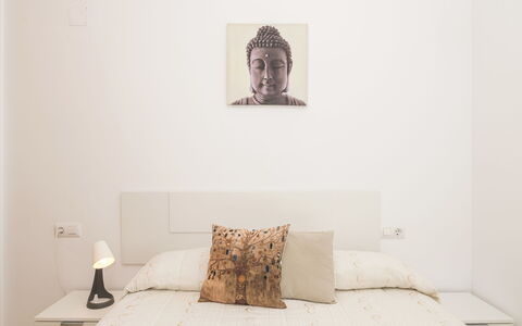 Luma: Lit, Meubles, Chambre, Literie, Design Intérieur, Mur, Drap De Lit, Sol, Bois, Pièce