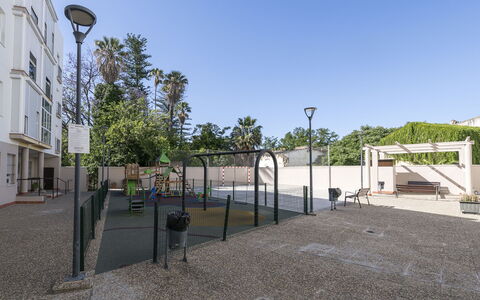 Luma: Espace Public, Appartement, Condominium, Ombre, Béton, Balcon, Clôture, Cour, Passerelle