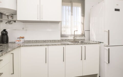 Buleria: Cuisine, Appareil De Cuisine, Comptoir, Cabinetry, Principaux Appliance, Sol, Bois, Design Intérieur, Électroménager, Meubles