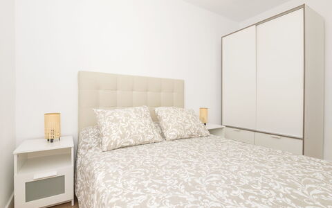 Buleria: Meubles, Lit, Chambre, Design Intérieur, Literie, Mur, Drap De Lit, Bois, Linge, Sol