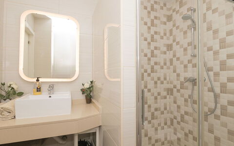 Buleria: Salle De Bains, Design Intérieur, Luminaire Plomberie, Mur, Lavabo, Sol, Sol, Textile, Évier, Robinet