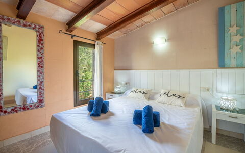 Es Racó de Campos: Meubles, Design Intérieur, Lit, Chambre, Bois, Sol, Sol, Drap De Lit, Literie, Linge