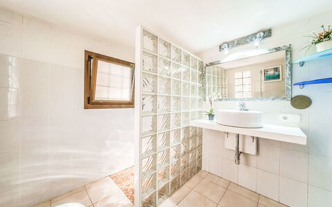 Es Racó de Campos: Mur, Design Intérieur, Sol, Sol, Plafond, Luminaire Plomberie, Salle De Bains, Plomberie, Pièce, Tuile