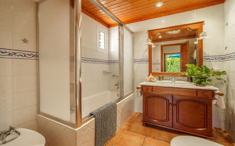 Cas Pobler: Salle De Bains, Luminaire Plomberie, Design Intérieur, Lavabo, Évier, Sol, Sol, Armoire De Toilette, Robinet, Plafond
