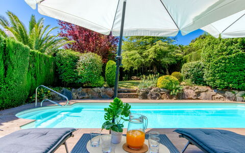 La Suntuosidad – Torremirona: Bleu, Piscine, Parapluie, Mobilier De Jardin, Meubles, Recours, Ombre, Jardin, Loisir, Chaise