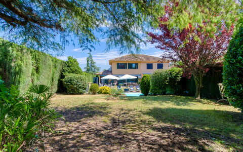 La Suntuosidad – Torremirona: Bleu, Arbuste, Biens, Jardin, Aménagement Paysager, Ombre, Villa, Ferme, Hacienda, Pelouse