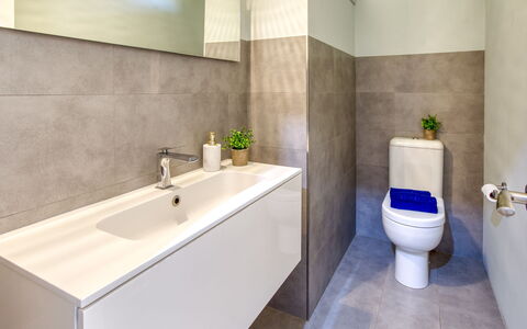 La Suntuosidad – Torremirona: Siège De Toilette, Salle De Bains, Sol, Toilette, Luminaire Plomberie, Mur, Sol, Armoire De Toilette, Design Intérieur, Plomberie
