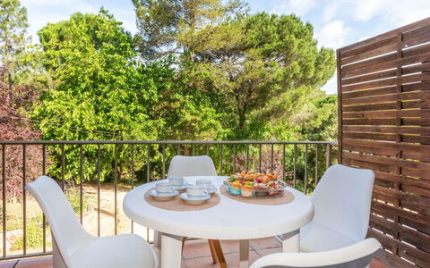Sant Eloi: Meubles, Mobilier De Jardin, Tableau De Plein Air, Chaise, Porche, Jardin, Ombre, Plate-Forme, Tache De Bois, Balcon