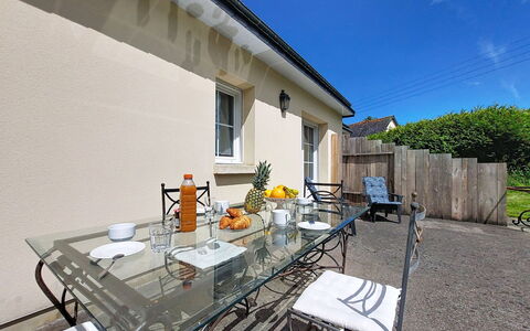 Les Cerisiers: Piscine, Recours, Domicile, Eco Hôtel, Biens, Patio, Villa, Cour, Conception, Mobilier De Jardin