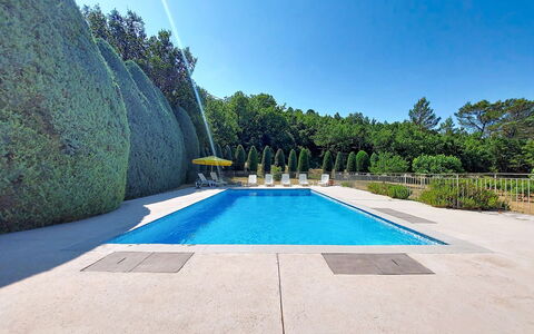 Chateau Payan: Bleu, Piscine, Loisir, Jardin, Haie, Caractéristique De L'Eau, Aménagement Paysager, À Feuilles Persistantes