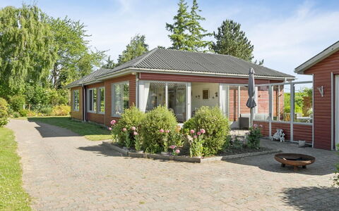 Velena - 150M from the Sea: Bâtiment, Fenêtre, Maison, Toit, Domicile, Zone Résidentielle, Arbuste, Chalet, Porte