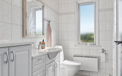 Velena - 150M from the Sea: Évier, Luminaire Plomberie, Design Intérieur, Salle De Bains, Sol, Sol, Robinet, Lavabo, Armoire De Toilette, Cabinetry