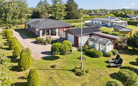Velena - 150M from the Sea: Herbe, Toit, Zone Résidentielle, Arbuste, Domicile, Maison, Paysage, Lot Terre, Jardin