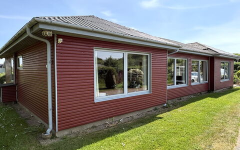 Velena - 150M from the Sea: Bois, Siding, Toit, Maison, Domicile, Chalet, Lot Terre, Porte, Fenêtre À Guillotine