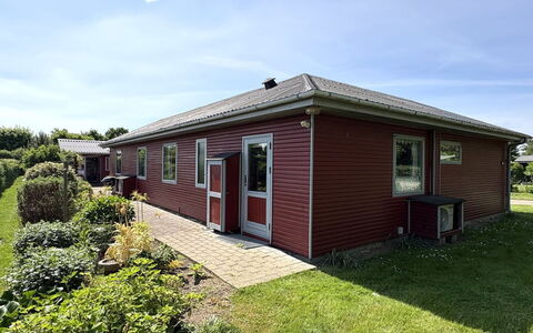 Velena - 150M from the Sea: Herbe, Fenêtre, Toit, Maison, Arbuste, Chalet, Domicile, Zone Résidentielle, Lot Terre, Porte