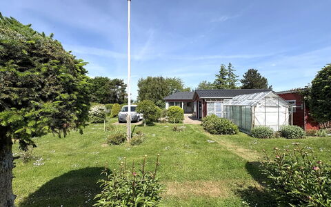 Velena - 150M from the Sea: Herbe, Arbuste, Maison, Toit, Zone Résidentielle, Jardin, Domicile, Lot Terre, Pelouse