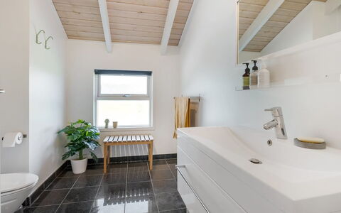 Kristine - 250M from the Sea: Sol, Luminaire Plomberie, Design Intérieur, Plafond, Sol, Salle De Bains, Évier, Robinet, Lavabo, Plomberie