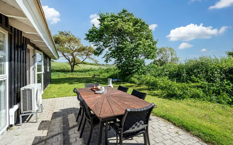 Kristine - 250M from the Sea: Herbe, Domicile, Lot Terre, Meubles, Chalet, Pelouse, Ombre, Couverture De Sol, Jardin, Chaise