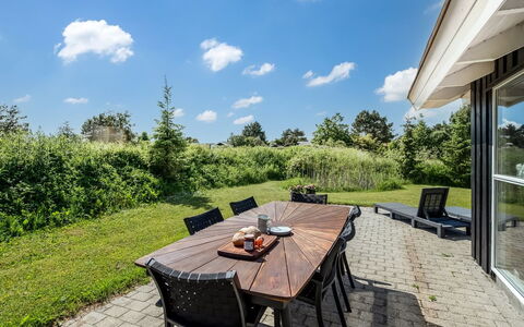 Kristine - 250M from the Sea: Ciel, Lot Terre, Nuage, Meubles, Jardin, Ombre, Chaise, Aménagement Paysager, Pelouse