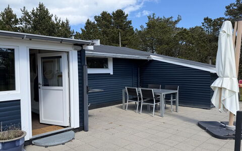 Into - 490M from the Sea: Bois, Porte, Domicile, Siding, Ombre, Chaise, Dur, Plate-Forme, Tache De Bois, Mobilier De Jardin