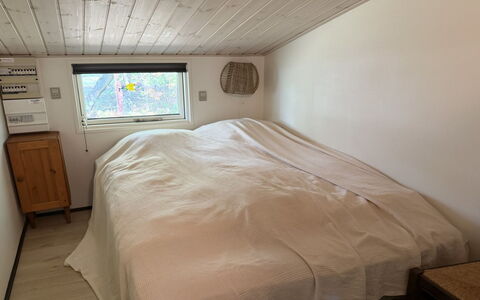 Into - 490M from the Sea: Sol, Sol, Bois, Chambre, Drap De Lit, Design Intérieur, Lit, Literie, Plafond, Pièce