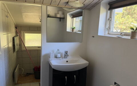 Into - 490M from the Sea: Luminaire Plomberie, Lavabo, Salle De Bains, Plomberie, Évier, Sol, Robinet, Pièce, Toilette, Miroir