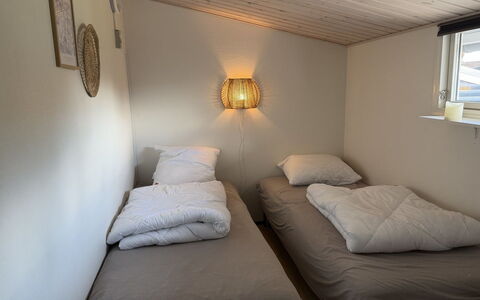 Into - 490M from the Sea: Lit, Chambre, Mur, Bois, Sol, Drap De Lit, Literie, Design Intérieur, Sol, Plafond