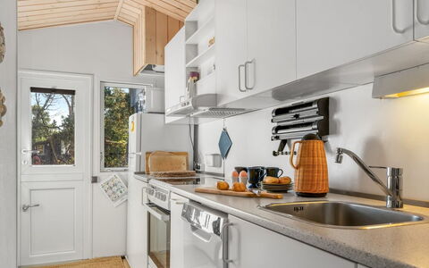 Into - 490M from the Sea: Cuisine, Appareil De Cuisine, Comptoir, Principaux Appliance, Bois, Design Intérieur, Cuisinière, Evier, Électroménager, Plafond