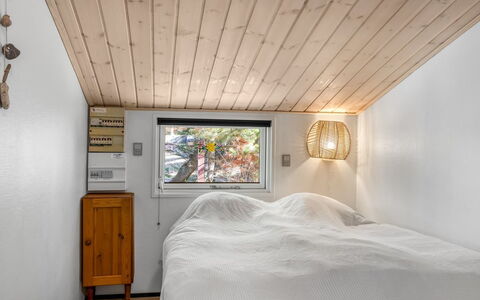 Into - 490M from the Sea: Mur, Design Intérieur, Bois, Plafond, Chambre, Sol, Sol, Luminaire, Éclairage, Lit