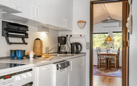Into - 490M from the Sea: Design Intérieur, Meubles, Bois, Sol, Cuisine, Sol, Plafond, Comptoir, Pièce, Principaux Appliance