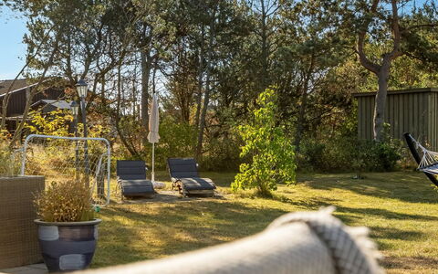 Into - 490M from the Sea: Arbuste, Meubles, Jardin, Lot Terre, Chaise, Mobilier De Jardin, Ombre, Lumière Du Soleil, Pelouse, Printemps