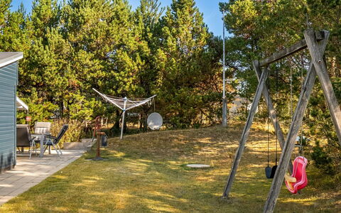 Into - 490M from the Sea: Lot Terre, Jardin, Ombre, Pelouse, Lumière Du Soleil, Équipement Extérieur Play, Arrière-Cour, Aménagement Paysager, Cour, Toboggan