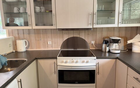 Eikka - from the Sea: Appareil De Cuisine, Cuisine, Cabinetry, Comptoir, Principaux Appliance, Sol, Bois, Design Intérieur, Électroménager, Meubles