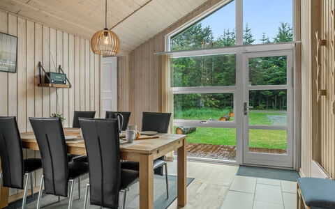 Eikka - from the Sea: Design Intérieur, Sol, Bois, Plafond, Meubles, Sol, Table Cuisine Et Salle A Manger, Luminaire, Salle À Manger, Parquet