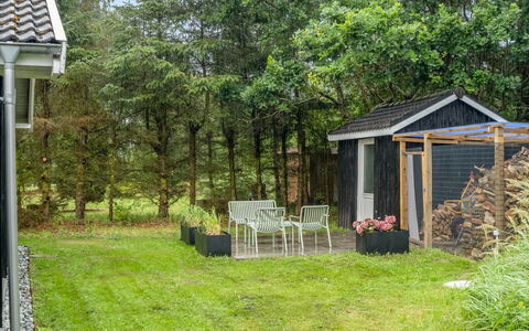 Eikka - from the Sea: Arbuste, Jardin, Lot Terre, Toit, Arrière-Cour, Chalet, Batiments Jardin, Pelouse, Couverture De Sol, Cabanon