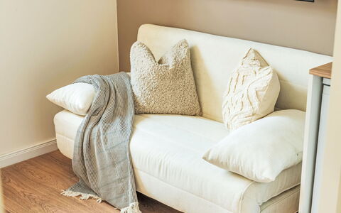 Soukenická: Meubles, Design Intérieur, Canapé, Coussin, Bois, Sol, Sol, Throw Pillow, Textile, Salon