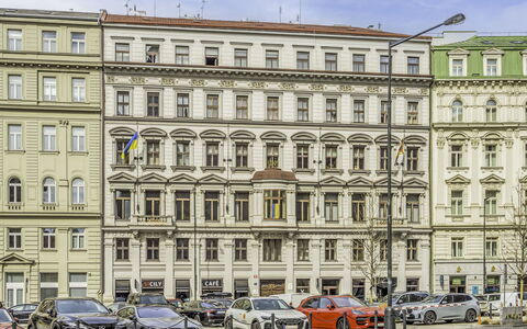 Senovazne: Bâtiment, Fenêtre, Ville, Zone Urbaine, Façade, Ville, Appartement, Rue, Bâtiment Commercial