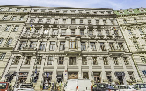 Senovazne: Bâtiment, Zone Urbaine, Ville, Façade, Ville, Appartement, Zone Métropolitaine, Rue, Métropole, Bâtiment Commercial