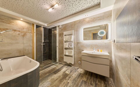 Rokytnice Nad Jizerou 2: Sol, Sol, Design Intérieur, Luminaire Plomberie, Plafond, Salle De Bains, Plomberie, Robinet, Évier, Pièce