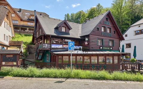 Rokytnice Nad Jizerou 2: Maison, Porte, Chalet, Siding, Escaliers, Lumber, Porche, Restaurant