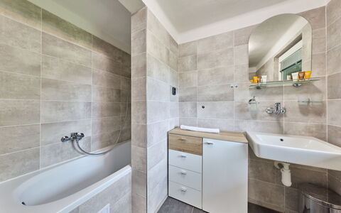 Rokytnice Nad Jizerou 81: Luminaire Plomberie, Sol, Salle De Bains, Sol, Design Intérieur, Lavabo, Évier, Robinet, Plafond, Plomberie
