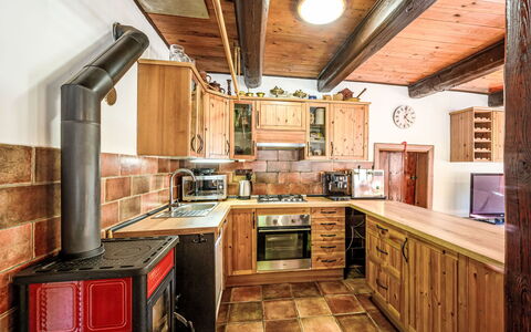 U Tří Medvědů: Cuisine, Bois, Meubles, Design Intérieur, Comptoir, Sol, Plafond, Principaux Appliance, Appareil De Cuisine, Cabinetry