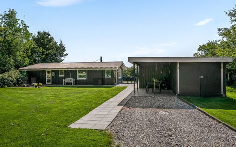 Wigman - 450M to the Fjord: Herbe, Maison, Domicile, Arbuste, Toit, Lot Terre, Jardin, Couverture De Sol, Pelouse, Ombre