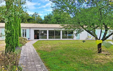 Mouleron: Balcon, Villa