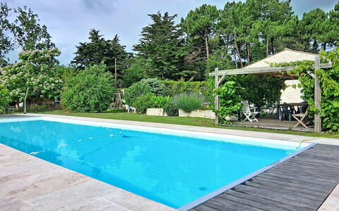Mouleron: Balcon, Villa